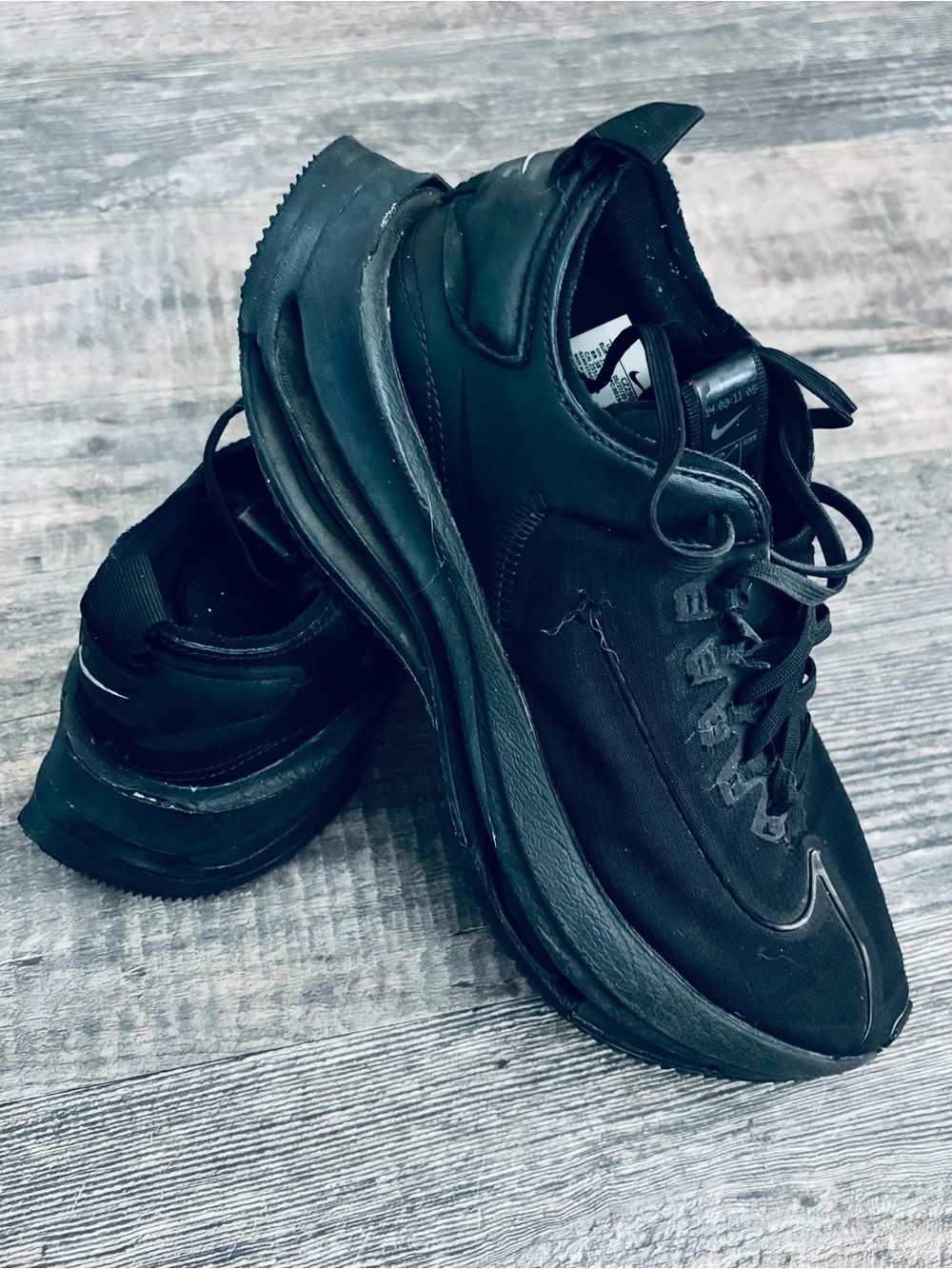 Nike Men's All-Black Low-Profile Athletic Trainers - Picture 5 of 13